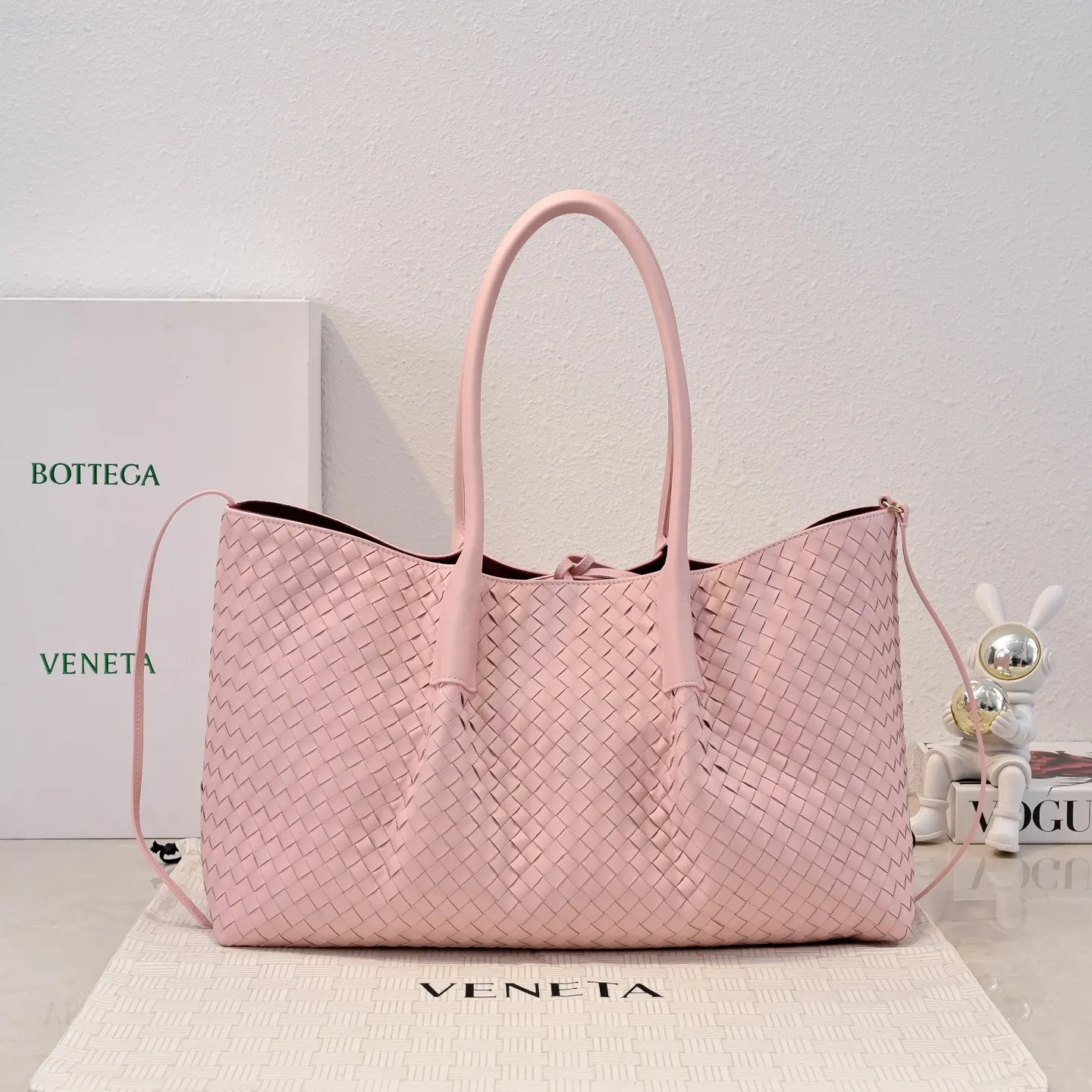 Batch 2660 Bv 2025 early spring series Pinacoteca medium tote handbag. The front is made of classic Intreccia woven cow leather. It is low-key and luxurious. The flip side is made of warm suede. It instantly switches to a lazy and casual style. It has a large internal capacity. It is no pressure to carry a computer for commuting. It is also thoughtfully matched with a small detachable bag. It feels full and full of security. The woven texture is so delicate that you can't put it down. The highlight is that it is super versatile. Come and get your new bag😝 Model: 7166 Size: 23*43*14.5cm